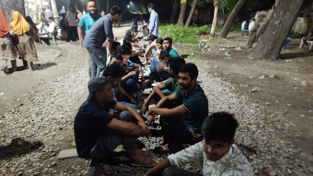 দাবি না মানা পর্যন্ত আন্দোলন চালিয়ে যাওয়ার ঘোষণা