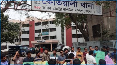 থানা ঘেরাও করে জবি ছাত্রদলের বিক্ষোভ