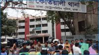 থানা ঘেরাও করে জবি ছাত্রদলের বিক্ষোভ