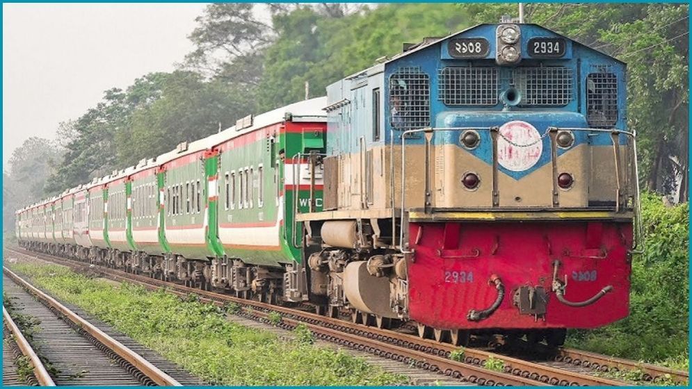 মাথা বের করতেই ওভার ব্রিজের পিলারে ধাক্কা, ট্রেনযাত্রী নিহত