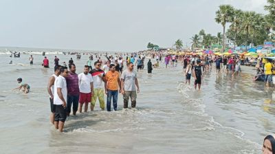 ছুটির আনন্দে কুয়াকাটায় জনস্রোত
