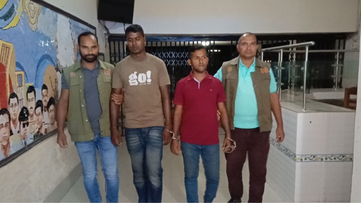 ডিবি পরিচয়ে প্রতারণা, গ্রেপ্তার ২