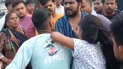ছেলে ও তার প্রেমিকাকে রাস্তায় ফেলে পেটালেন বাবা-মা, ভিডিও ভাইরাল