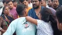ছেলে ও তার প্রেমিকাকে রাস্তায় ফেলে পেটালেন বাবা-মা, ভিডিও ভাইরাল
