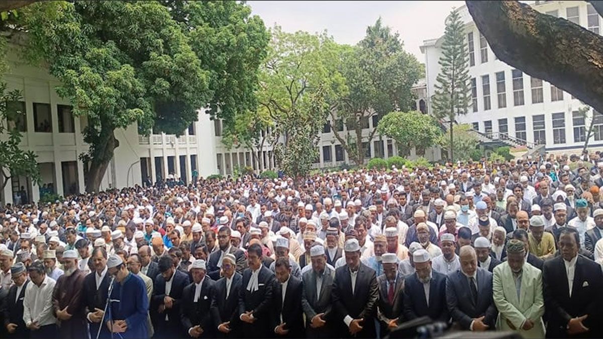 সুপ্রিম কোর্টে ব্যারিস্টার আব্দুর রাজ্জাকের জানাজা অনুষ্ঠিত