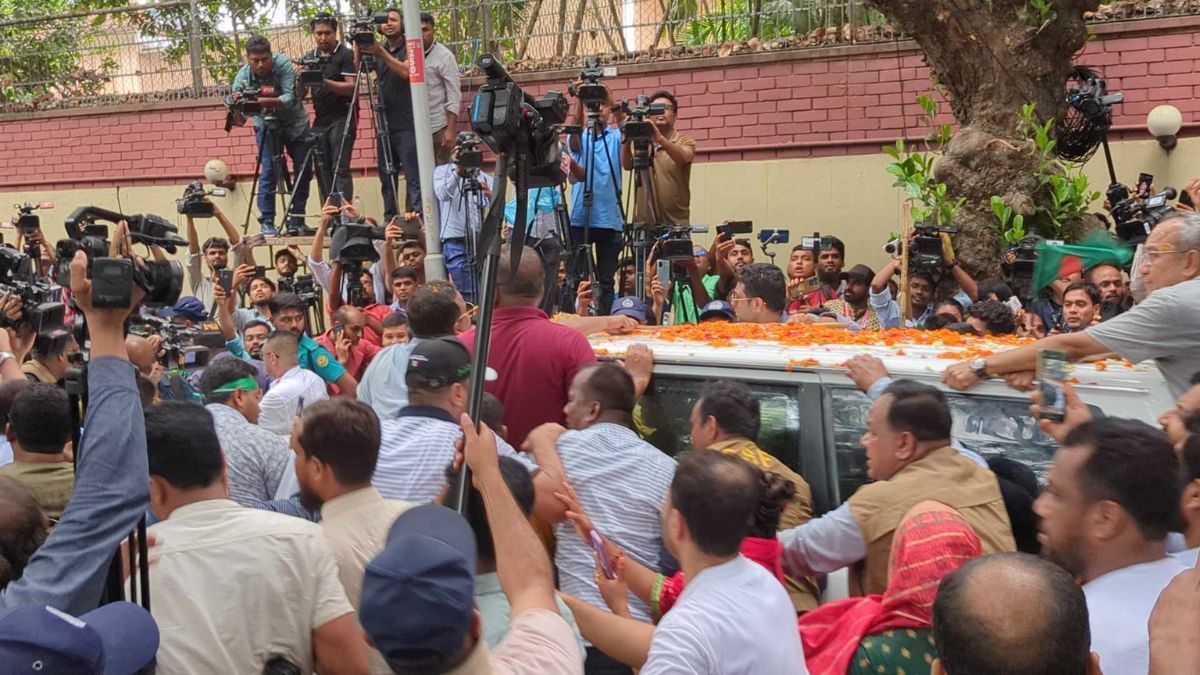 নিজ বাস ভবন ফিরোজায় খালেদা জিয়া