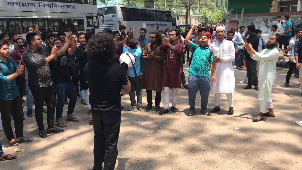 ইউজিসির বাজেট বৈষম্যের অভিযোগে জবি শিক্ষার্থীদের বিক্ষোভ