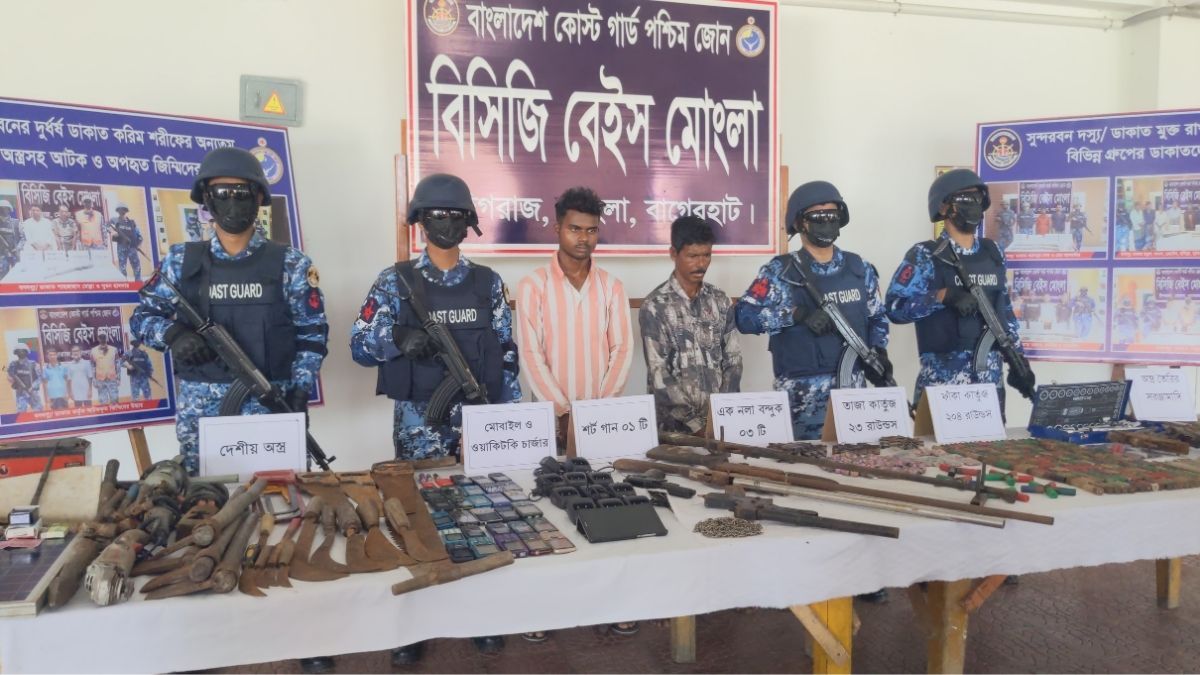 সুন্দরবনে কোস্ট গার্ডের অভিযান, বিপুল পরিমাণ অস্ত্রসহ আটক ২