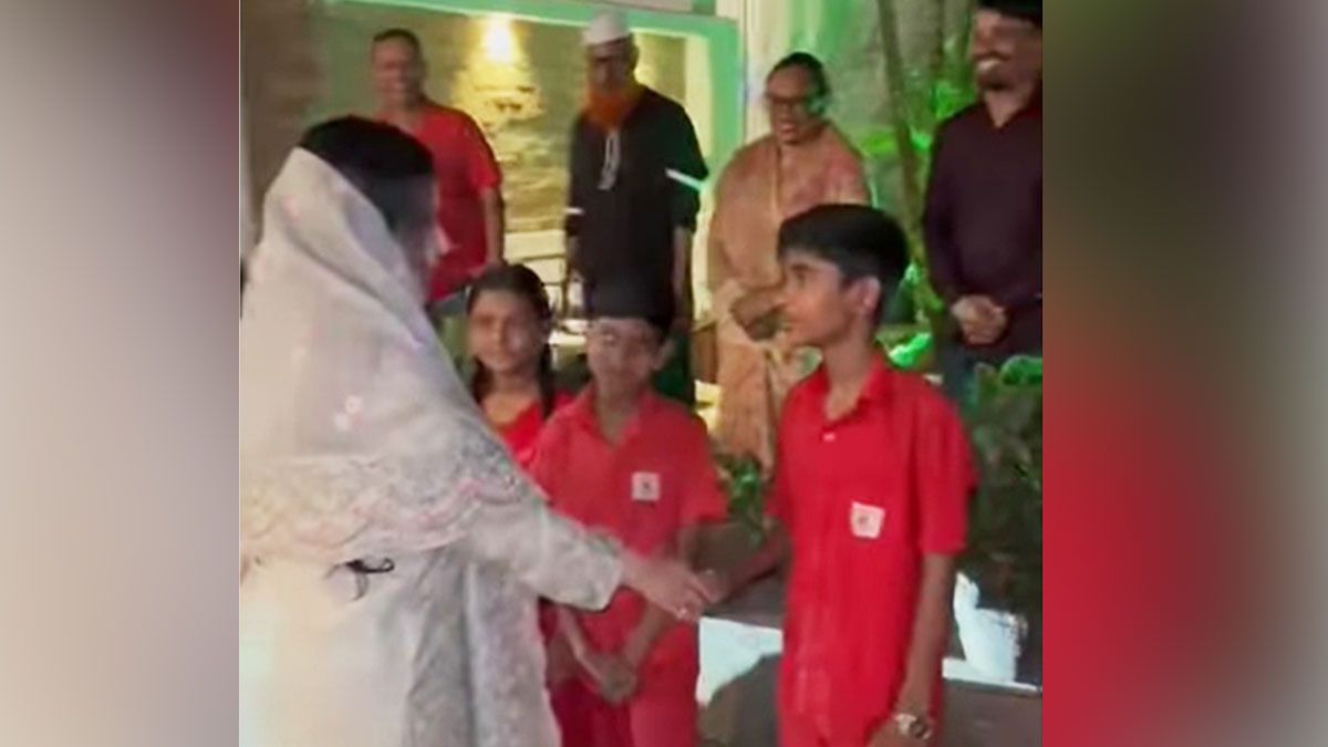 মায়ের সাথে দেখা করে ‘মাহবুব ভবনে’ জুবাইদা