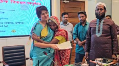 মুন্সীগঞ্জে সম্মাননার চেক পেলেন ১০৫ জুলাই যোদ্ধা