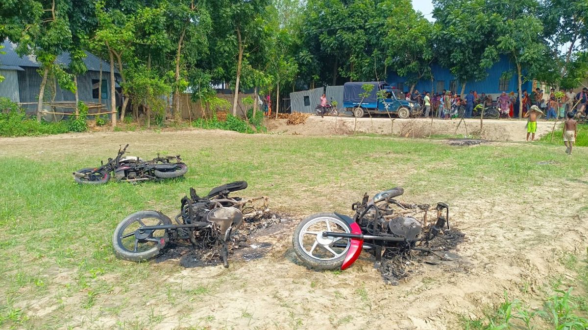 পাটক্ষেত দিয়ে ধান নেওয়াকে কেন্দ্র করে বিরোধ : তিন মোটরসাইকেল পুড়িয়ে ছাই, আহত ১