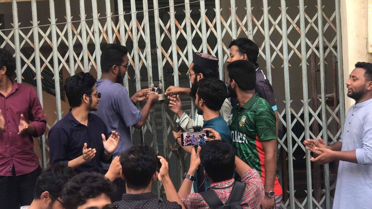 জবির ভিসি ভবনে তালা দিয়ে বিক্ষোভ