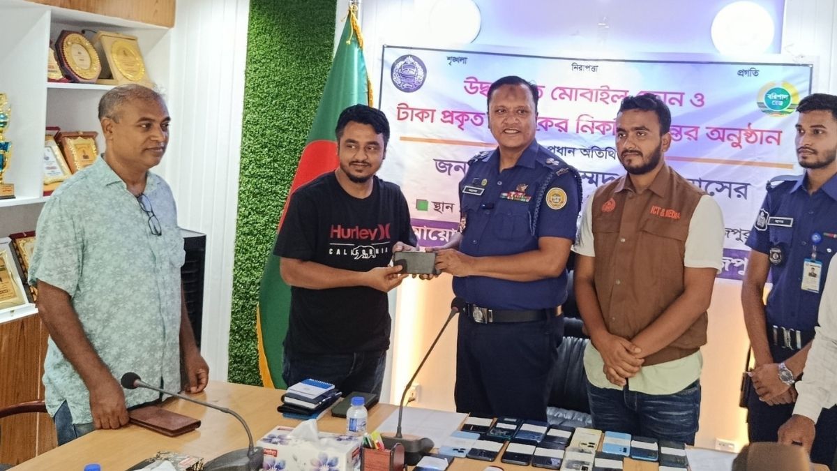 হারানো ২৫ মোবাইল উদ্ধার করে ফেরত দিল পুলিশ