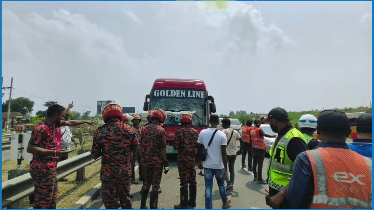 মুন্সীগঞ্জে অ্যাম্বুলেন্সে বাসের ধাক্কা, নিহত ৫