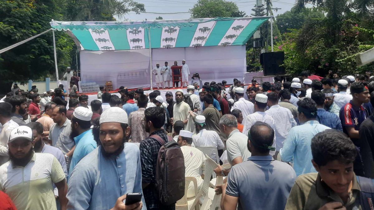 যমুনা ছেড়ে মঞ্চের সামনে বিক্ষোভকারীরা