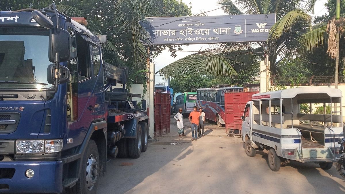 দাঁড়িয়ে থাকা বাসে ট্রাকের ধাক্কা, নিহত ২