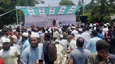 যমুনা ছেড়ে মঞ্চের সামনে বিক্ষোভকারীরা
