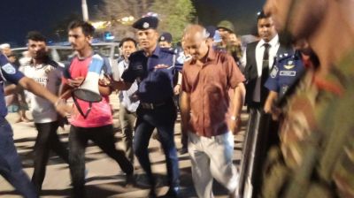 স্বরাষ্ট্র উপদেষ্টার গাড়িবহর আটকে ছাত্রজনতার বিক্ষোভ