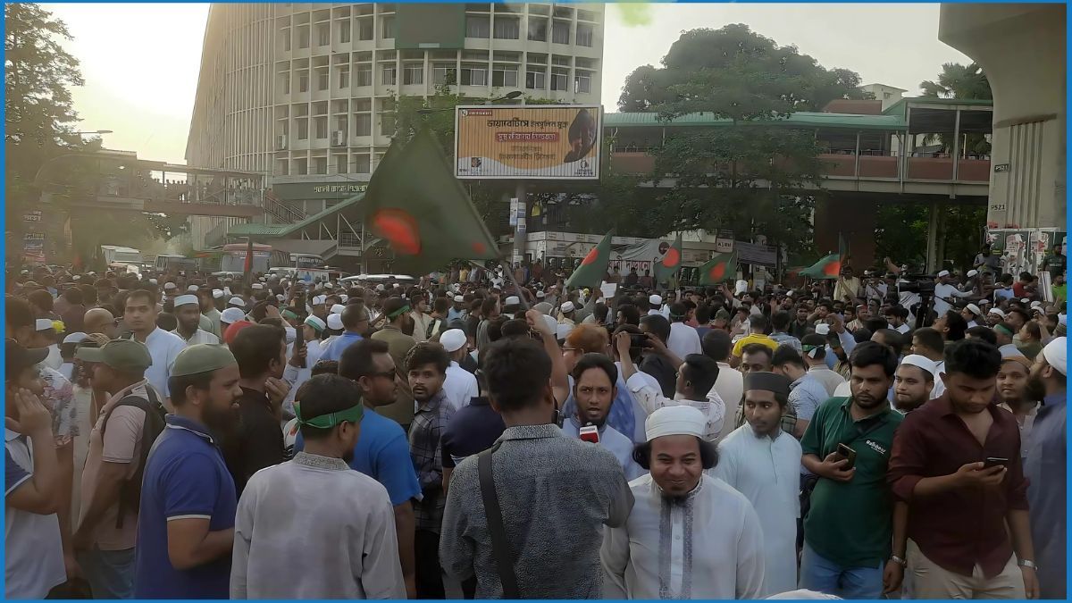 আ.লীগ নিষিদ্ধের দাবিতে শাহবাগে সড়ক অবরোধ
