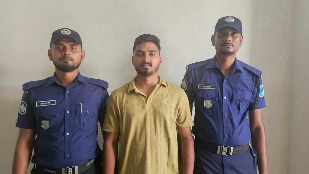 লঞ্চে ২ তরুণীকে মারধরের ঘটনায় যুবক আটক