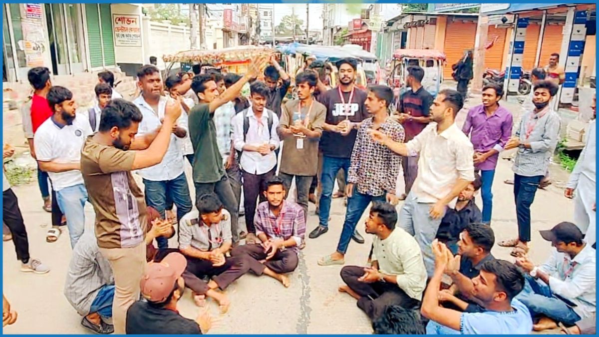 জামালপুরে উপবৃত্তির টাকা না পেয়ে সড়ক অবরোধ