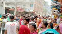 সাভারে বেতনের দাবিতে পোশাক শ্রমিকদের সড়ক অবরোধ