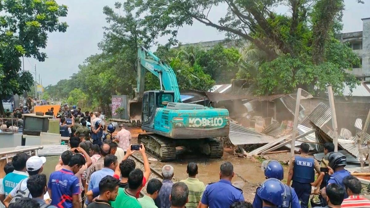 ময়মনসিংহে রেলওয়ের শতাধিক অবৈধ স্থাপনা উচ্ছেদ