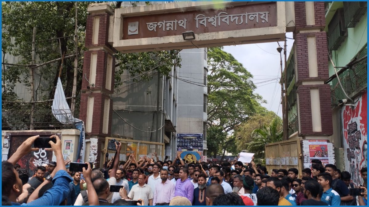 প্রধান উপদেষ্টার বাসভবন অভিমুখে জবি শিক্ষার্থীরা