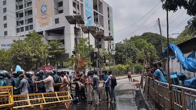 জবি শিক্ষার্থীদের সাথে পুলিশের সংঘর্ষ