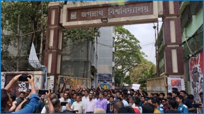 প্রধান উপদেষ্টার বাসভবন অভিমুখে জবি শিক্ষার্থীরা