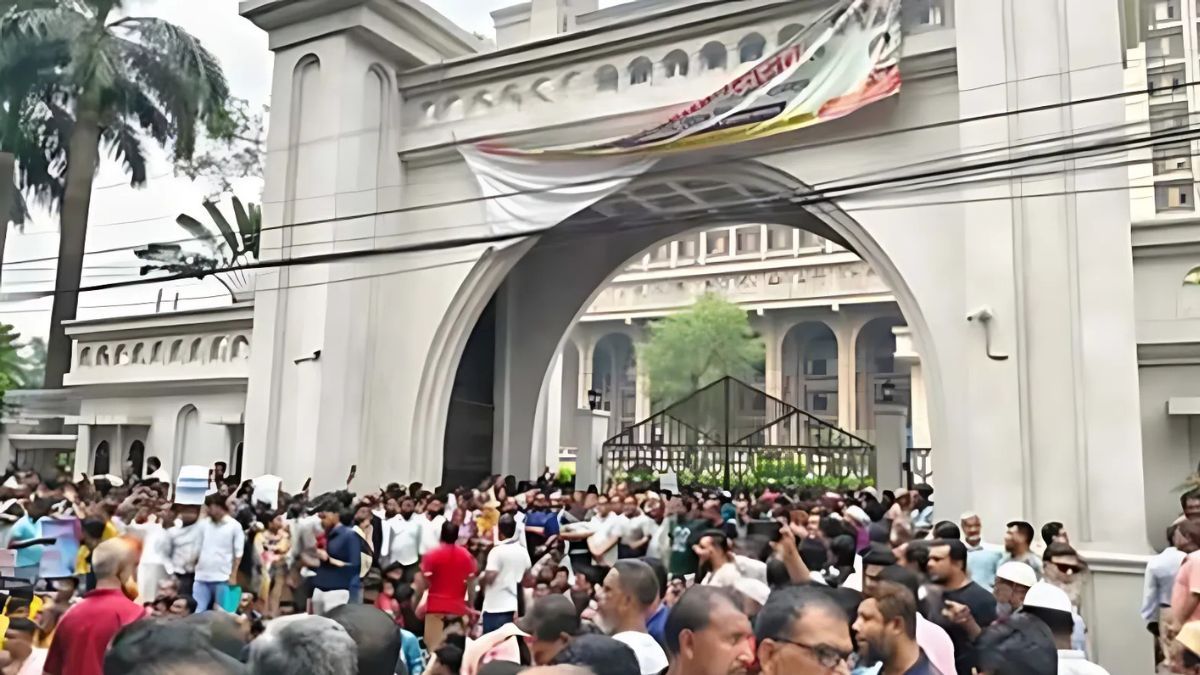 ইশরাককে মেয়র পদে বসানোর দাবিতে নগর ভবনে বিক্ষোভ