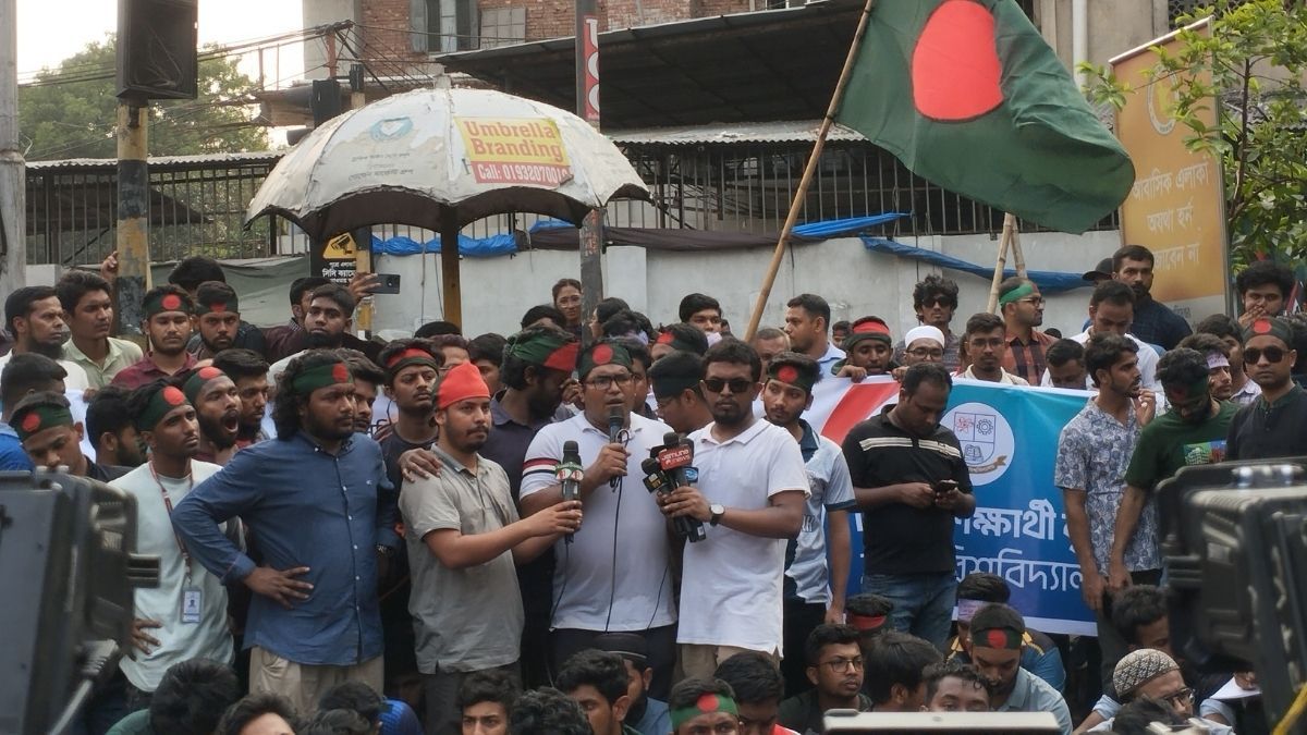 বোতল নিক্ষেপের অভিযোগে আটক শিক্ষার্থীকে ছাড়ার ২ ঘণ্টার আল্টিমেটাম
