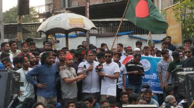 বোতল নিক্ষেপের অভিযোগে আটক শিক্ষার্থীকে ছাড়ার ২ ঘণ্টার আল্টিমেটাম