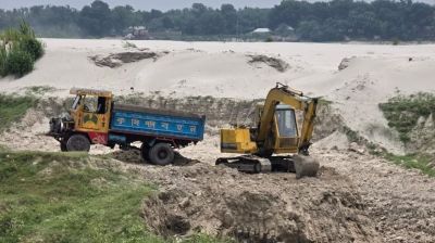 গড়াই নদী তীরের মাটি যাচ্ছে ভাটায়, লক্ষাধিক টাকা জরিমানা