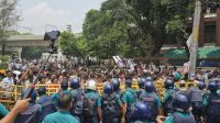 ইশরাককে দায়িত্ব দেওয়ার দাবিতে সচিবালয় অভিমুখে লংমার্চে বাধা