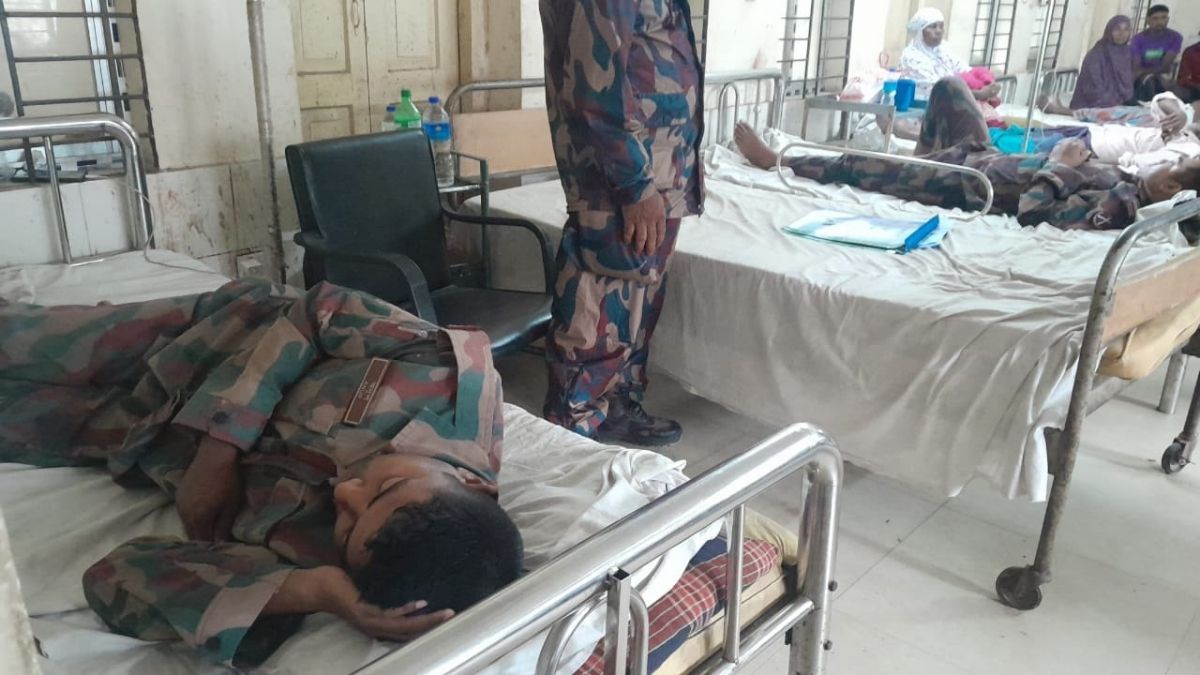 মাদক কারবারিদের হামলায় হাসপাতালে ২ বিজিবি সদস্য