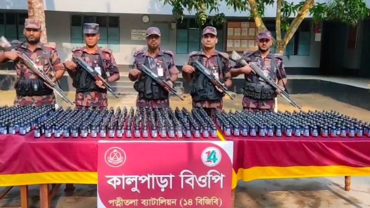 নওগাঁ সীমান্তে ৬০৯ বোতল ভারতীয় ফেন্সিডিল জব্দ