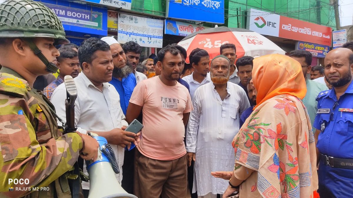 ফুলগাজীতে সিএনজি ভাড়া বাড়ানোর দাবিতে চালকদের বিক্ষোভ