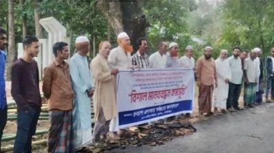 কুলাউড়ায় সড়ক নির্মাণে অনিয়মের প্রতিবাদে এলাকাবাসীর মানববন্ধন