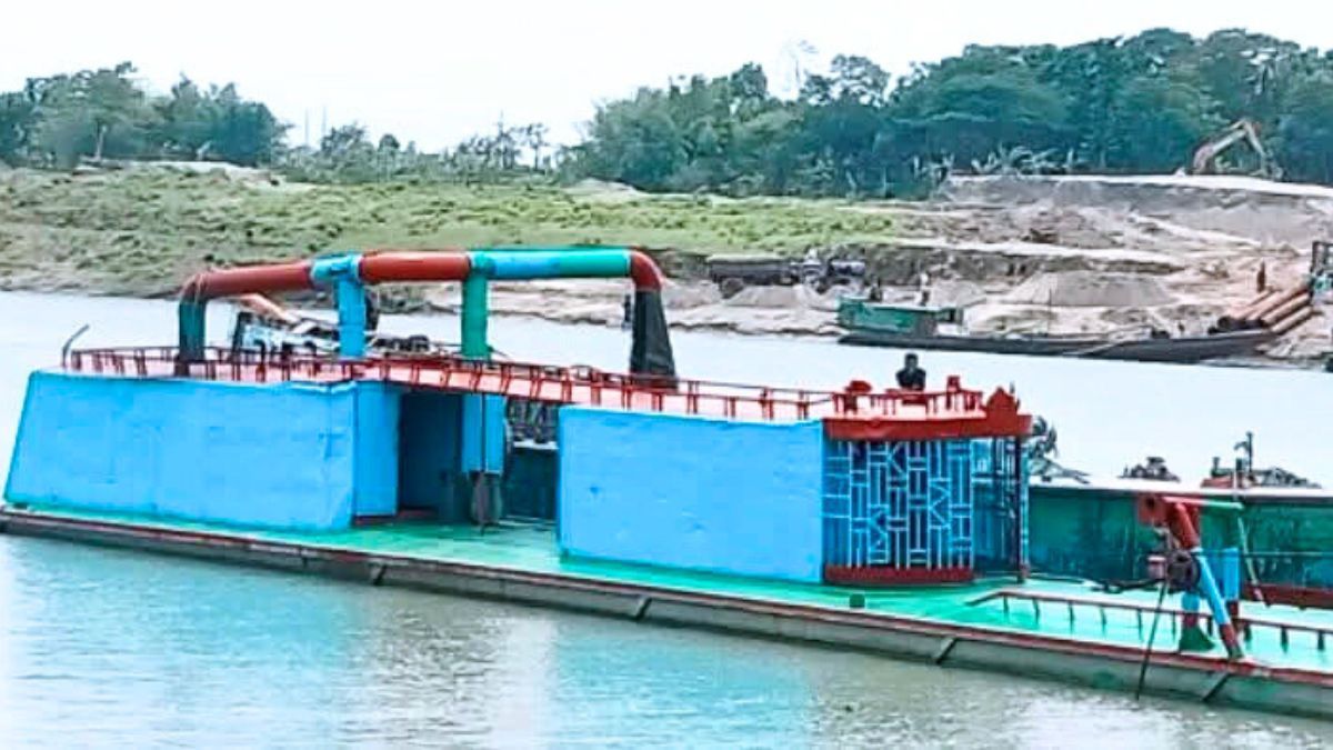 ব্রহ্মপুত্রে নিষেধাজ্ঞা অমান্য করে ফের বালু উত্তোলন চলছে