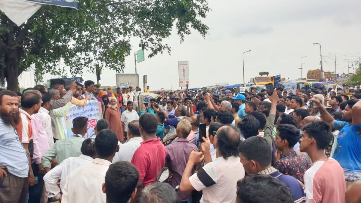 চাঁপাইনবাবগঞ্জে খাসজমিতে দোকান নির্মাণের প্রতিবাদে সড়ক অবরোধ