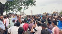 চাঁপাইনবাবগঞ্জে খাসজমিতে দোকান নির্মাণের প্রতিবাদে সড়ক অবরোধ