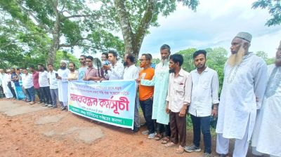 ঝালকাঠিতে সড়ক সংস্কারের দাবিতে মানববন্ধন