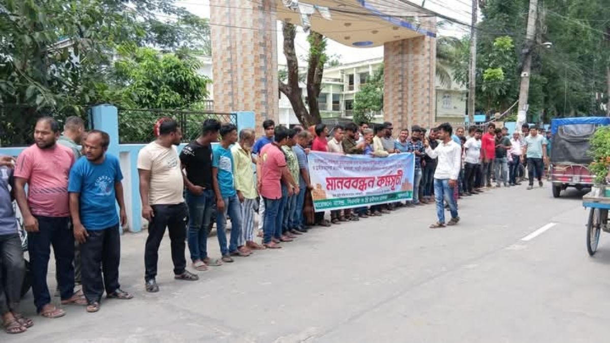 ঝালকাঠিতে বাস মালিক সমিতির হয়রানির বিরুদ্ধে বিক্ষোভ