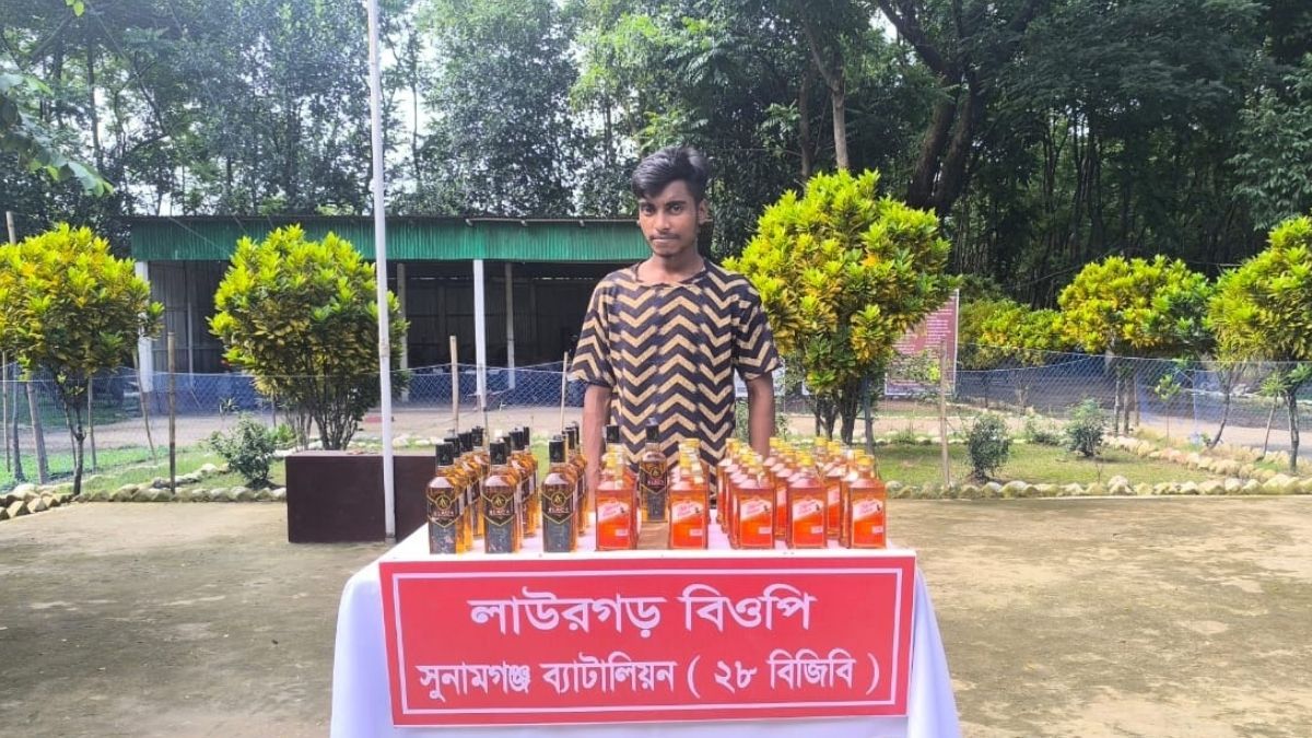 তাহিরপুর সীমান্তে ভারতীয় মদসহ যুবক আটক
