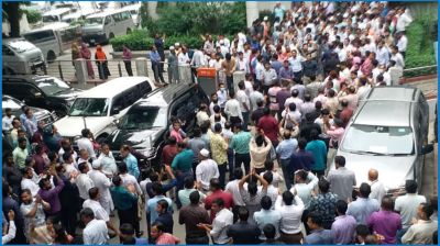 দপ্তর ছেড়ে সচিবালয়ে কর্মচারীদের বিক্ষোভ