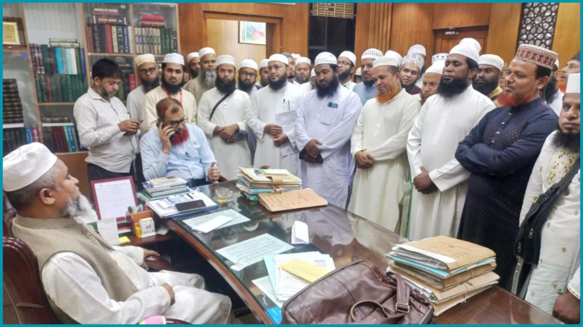 ৪ দাবি নিয়ে প্রধান উপদেষ্টাকে ইসলামিক ফাউন্ডেশনের শিক্ষকদের স্মারকলিপি প্রদান