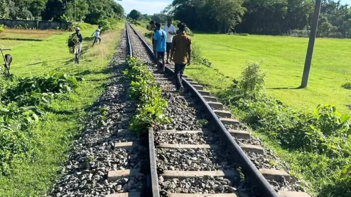 রেললাইন বেঁকে ৩০ মিনিট বন্ধ ছিল সিলেট-ঢাকা ট্রেন চলাচল