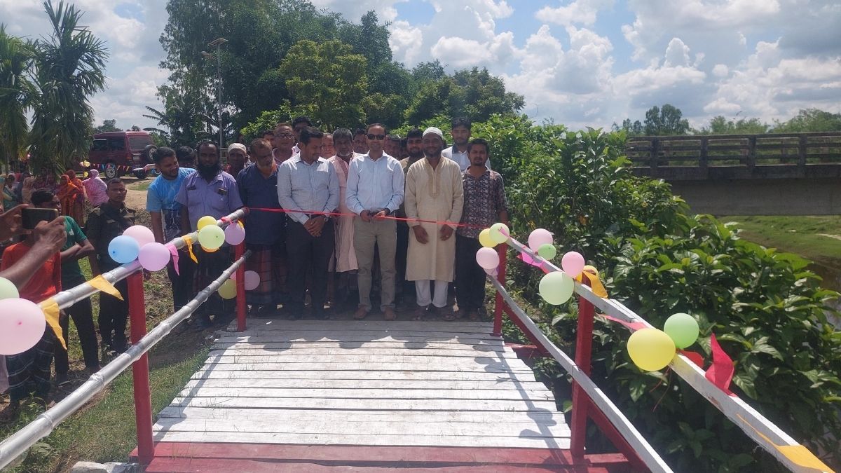বীরগঞ্জে আলোচিত কাঠের সেতু উদ্বোধন