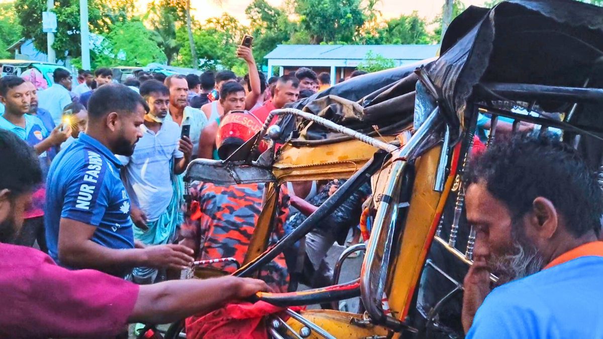 ঈশ্বরগঞ্জে বাস-মাহেন্দ্র সংঘর্ষে বাবা-ছেলেসহ নিহত ৩